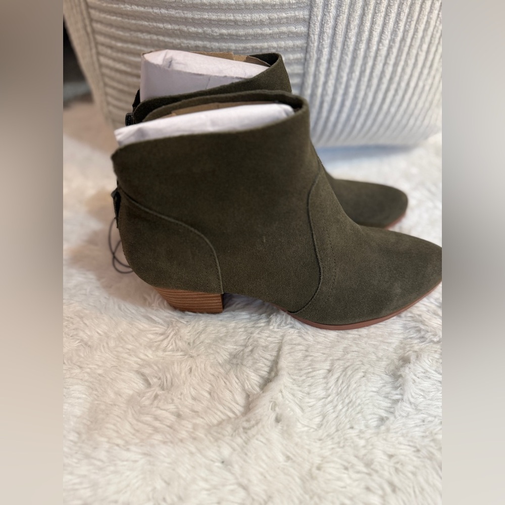NWOT Violet and Red Olive Ankle Boots
